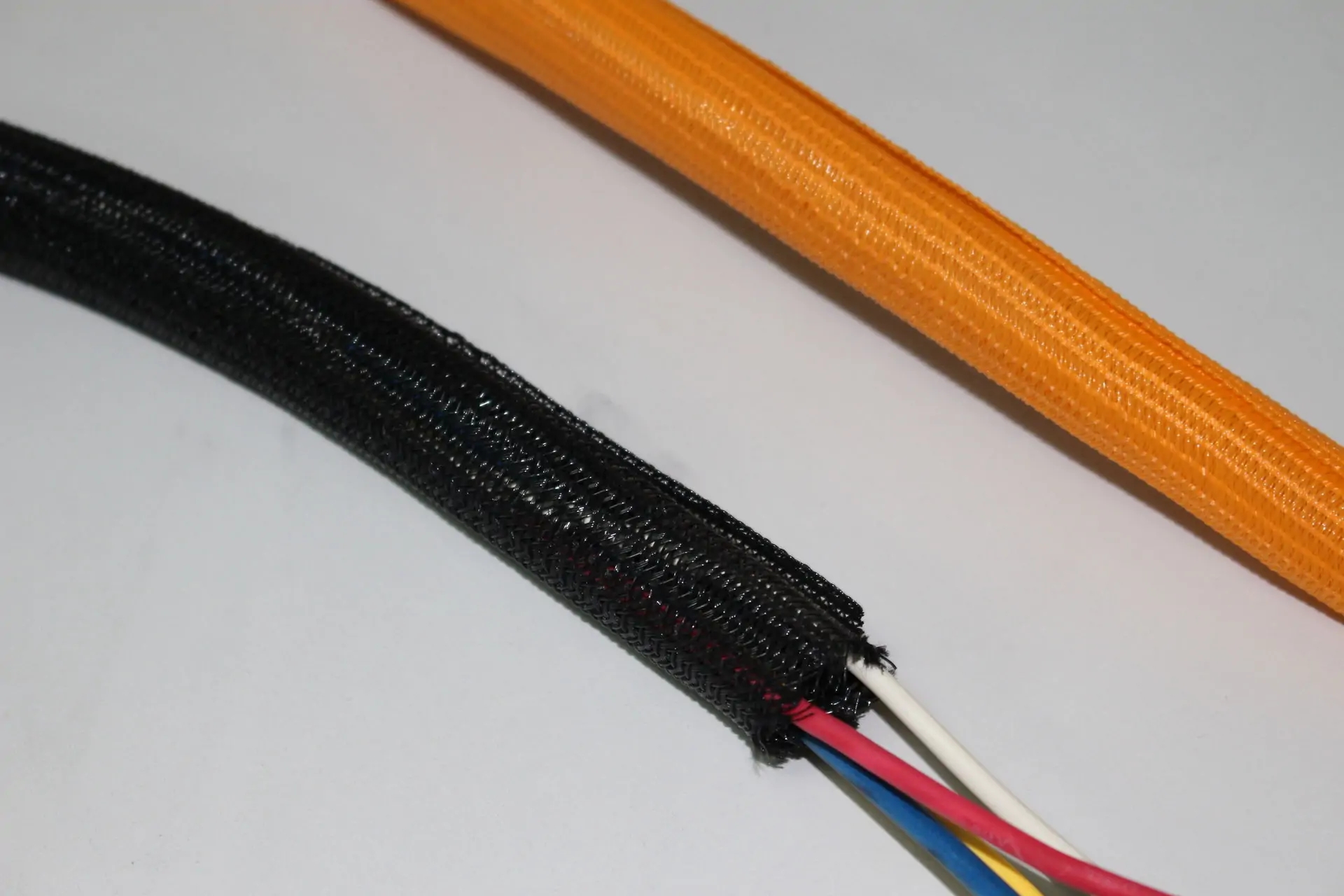 Self-Closing Expandable Sleeve